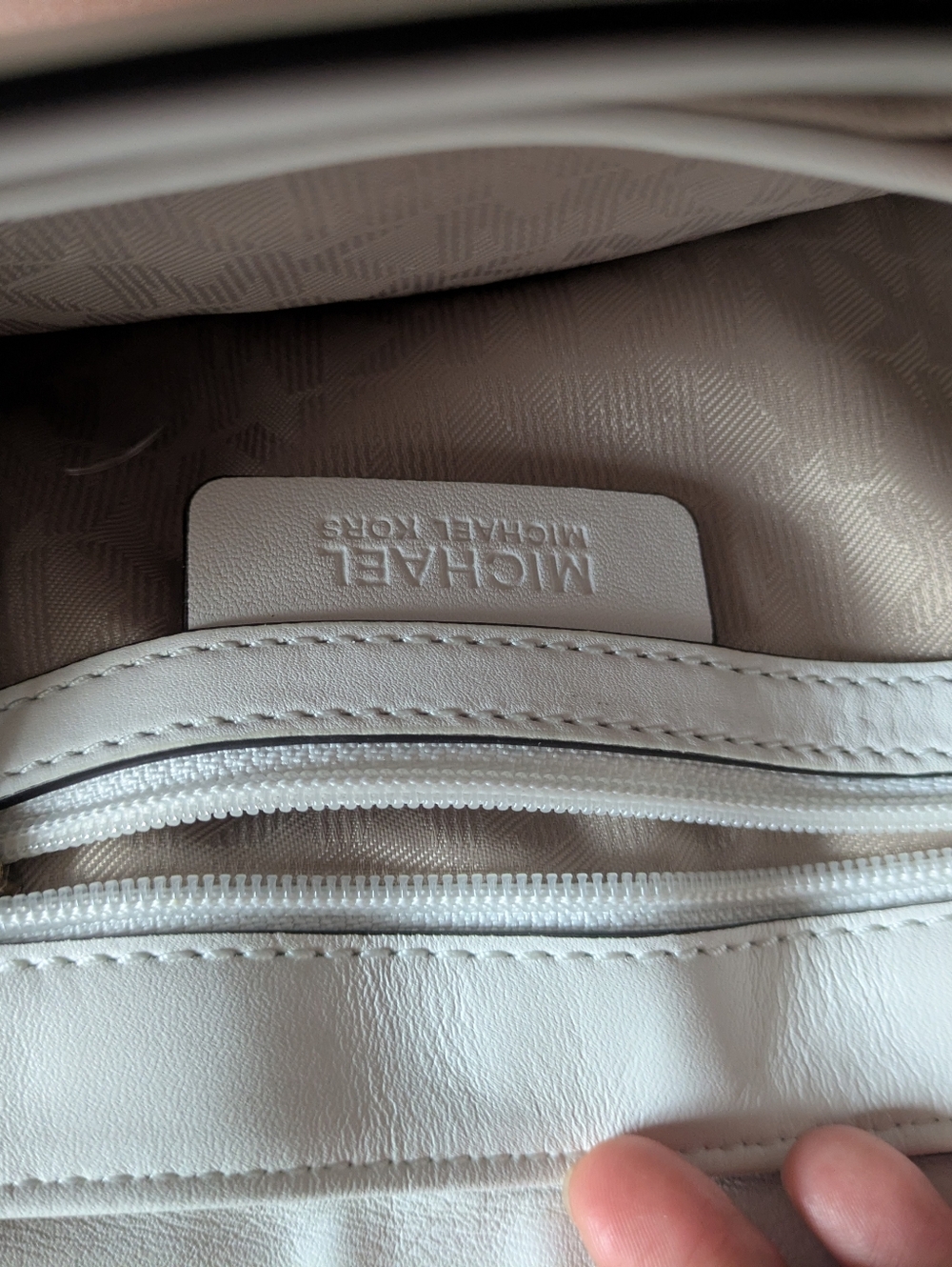 NWT $268 Michael Kors Chelsey large leather clutch with shoulder strap - Picture 5 of 6